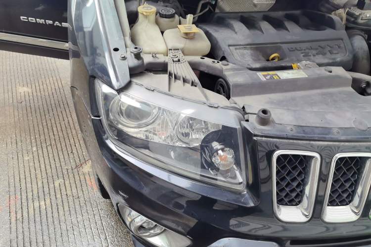 Used Jeep Compass 2014 2.4L four-wheel drive sport version Right Front Headlight