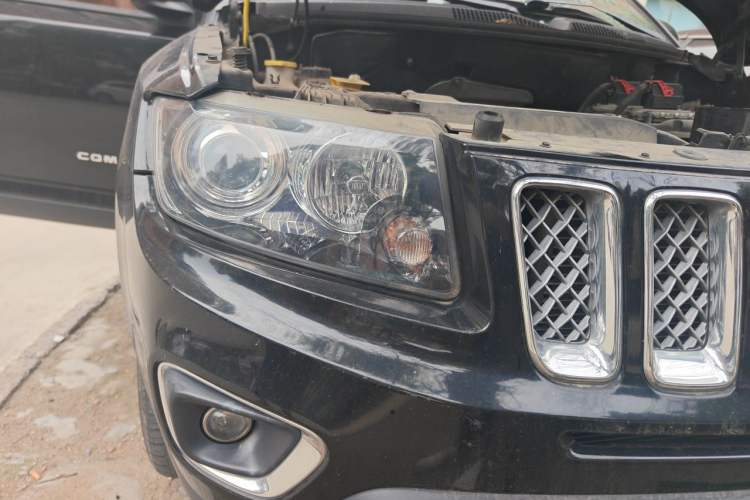Used Jeep Compass 2014 2.4L four-wheel drive luxury version Right Front Headlight