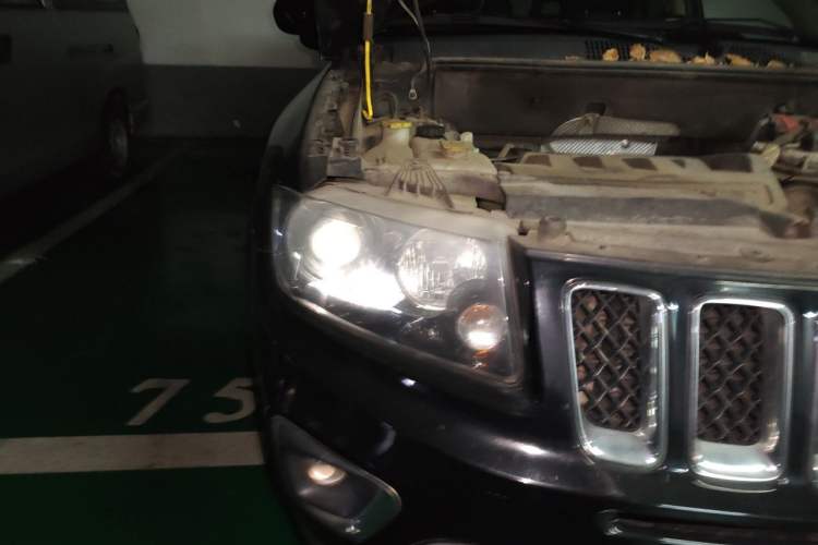 Used Jeep Compass 2014 2.4L four-wheel drive sport version Right Front Headlight
