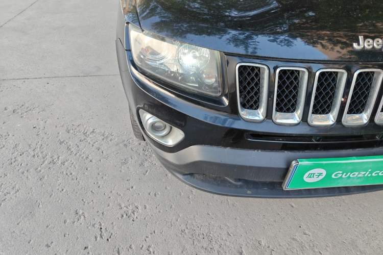 Used Jeep Compass 2014 2.4L four-wheel drive sport version Right Front Headlight