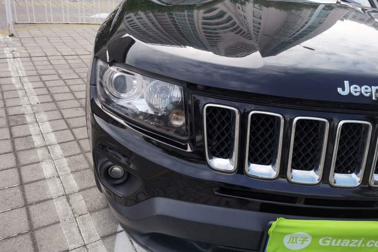 Used Jeep Compass 2014 2.4L four-wheel drive sport version Right Front Headlight