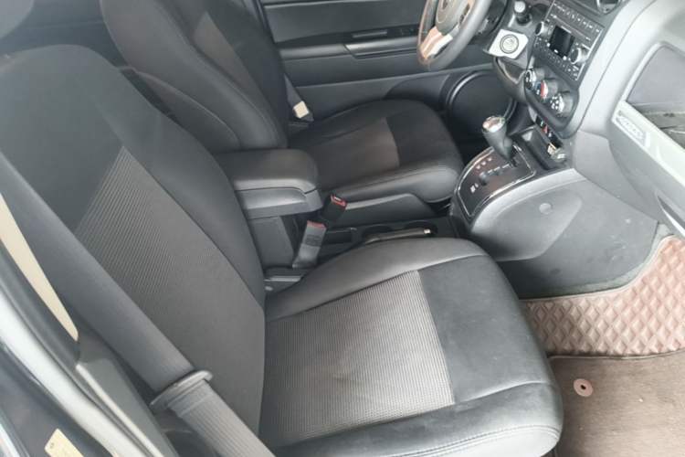 Used Jeep Compass 2014 2.0L two-wheel drive sport version Right Front Seat