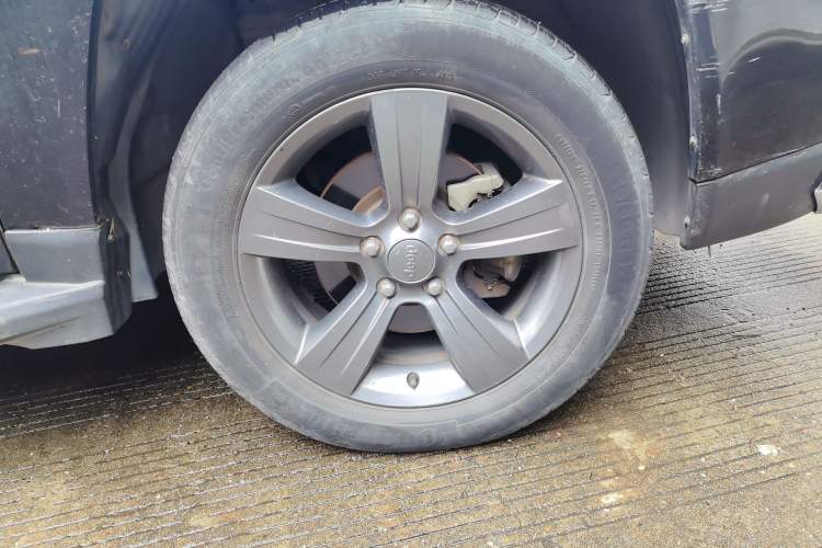 Used Jeep Compass 2014 2.4L four-wheel drive sport version Right Front Wheel Hub
