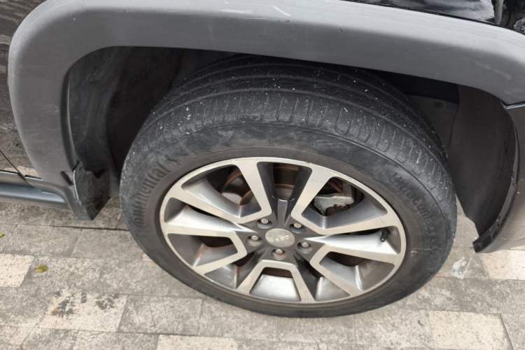 Used Jeep Compass 2014 2.4L four-wheel drive luxury version Right Front Wheel Hub
