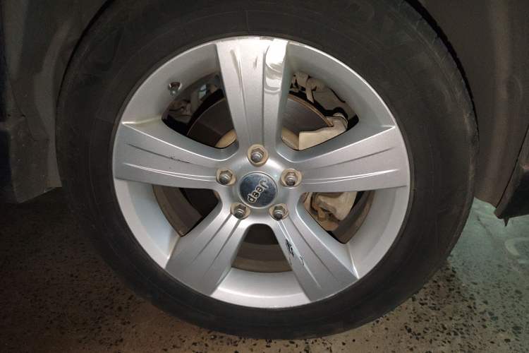Used Jeep Compass 2014 2.0L two-wheel drive sport version Right Front Wheel Hub