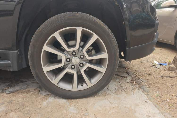 Used Jeep Compass 2014 2.4L four-wheel drive luxury version Right Front Wheel Hub