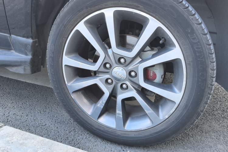 Used Jeep Compass 2014 2.0L two-wheel drive luxury version Right Front Wheel Hub