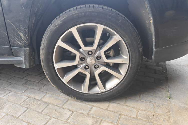 Used Jeep Compass 2014 2.4L four-wheel drive luxury version Right Front Wheel Hub