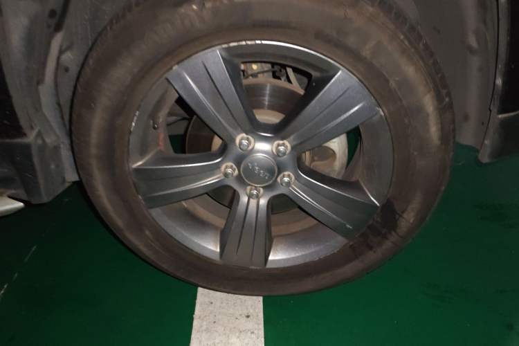 Used Jeep Compass 2014 2.4L four-wheel drive sport version Right Front Wheel Hub