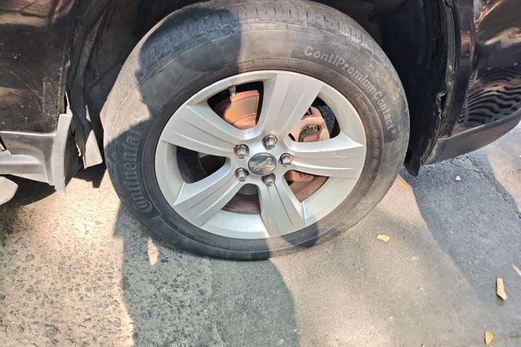 Used Jeep Compass 2014 2.4L four-wheel drive sport version Right Front Wheel Hub