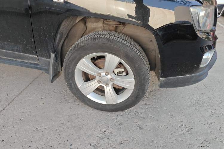 Used Jeep Compass 2014 2.4L four-wheel drive sport version Right Front Wheel Hub