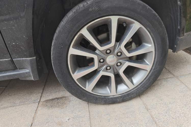 Used Jeep Compass 2014 2.4L four-wheel drive luxury navigation version Right Front Wheel Hub