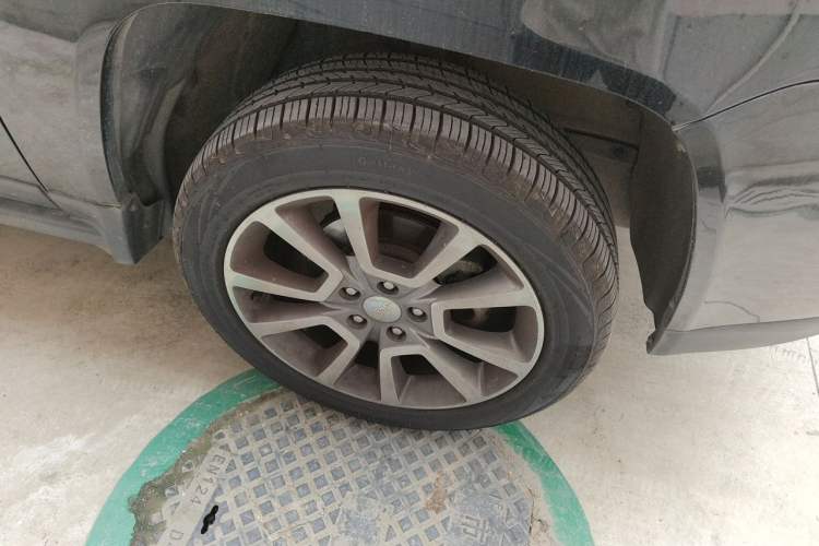 Used Jeep Compass 2014 2.4L four-wheel drive luxury version Right Front Wheel Hub