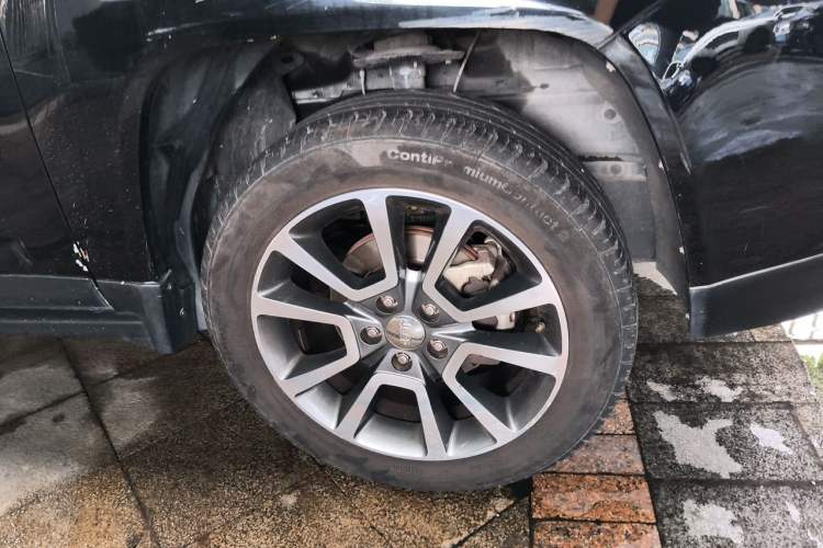 Used Jeep Compass 2014 2.0L two-wheel drive luxury version Right Front Wheel Hub