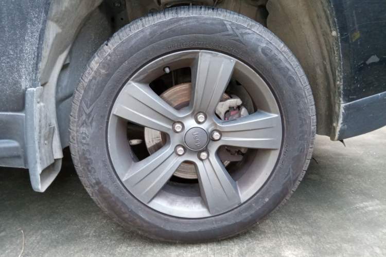 Used Jeep Compass 2014 Revised Version 2.4L Four-Wheel Drive Comfort Edition Right Front Wheel Hub