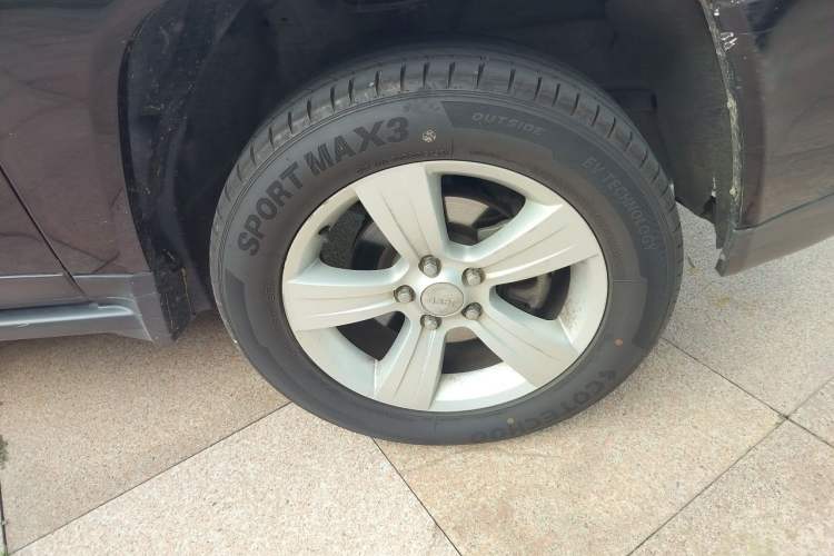 Used Jeep Compass 2014 2.0L two-wheel drive sport version Right Front Wheel Hub