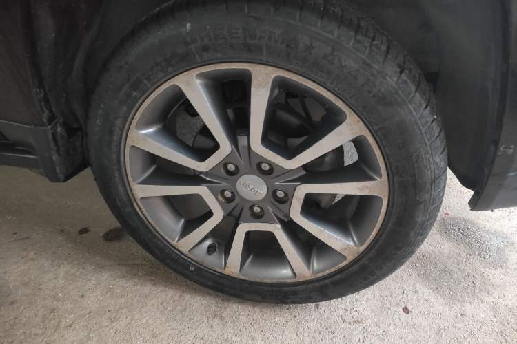 Used Jeep Compass 2014 2.4L four-wheel drive luxury navigation version Right Front Wheel Hub