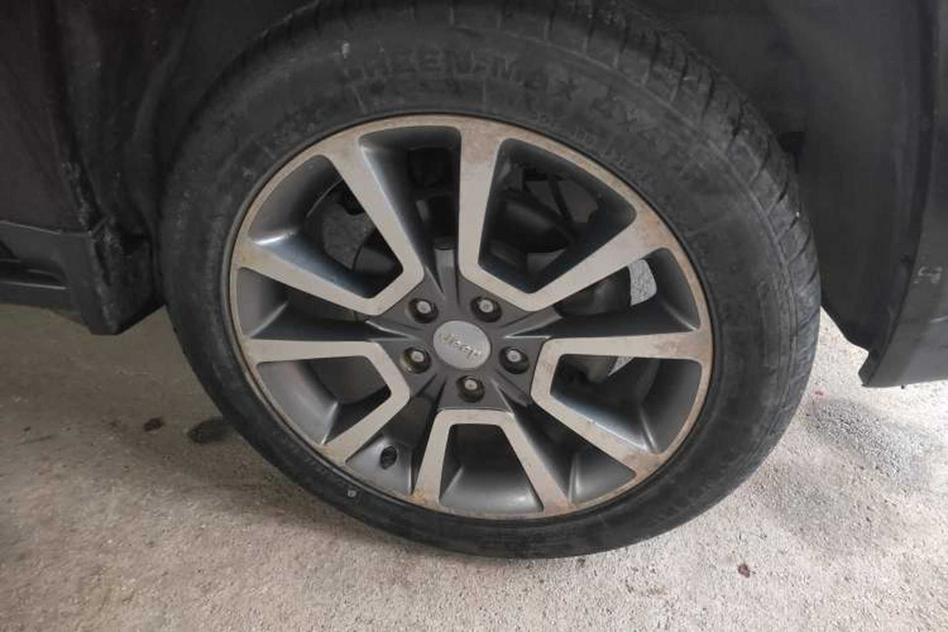 Used Jeep Compass 2014 2.4L four-wheel drive luxury navigation version Right Front Wheel Hub
