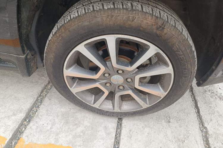 Used Jeep Compass 2014 2.4L four-wheel drive luxury version Right Front Wheel Hub