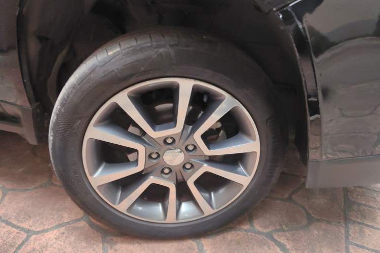 Used Jeep Compass 2014 2.4L four-wheel drive luxury version Right Front Wheel Hub