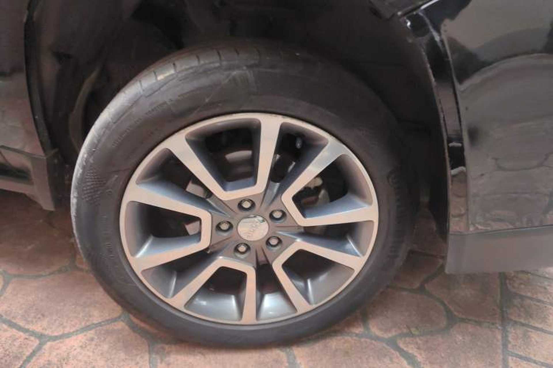 Used Jeep Compass 2014 2.4L four-wheel drive luxury version Right Front Wheel Hub