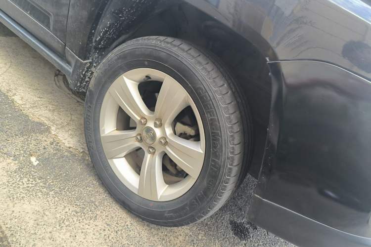 Used Jeep Compass 2014 2.0L two-wheel drive sport version Right Front Wheel Hub