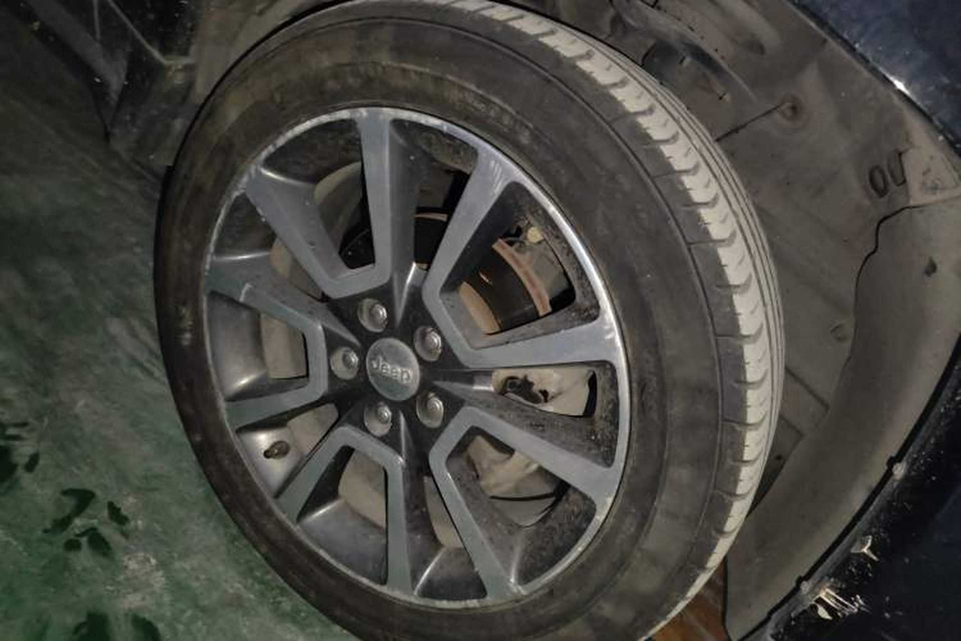 Used Jeep Compass 2014 2.0L two-wheel drive luxury version Right Front Wheel Hub