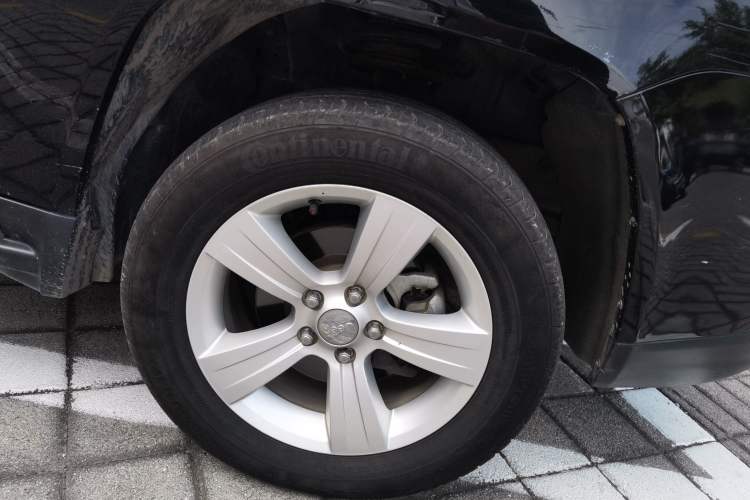 Used Jeep Compass 2014 2.4L four-wheel drive sport version Right Front Wheel Hub