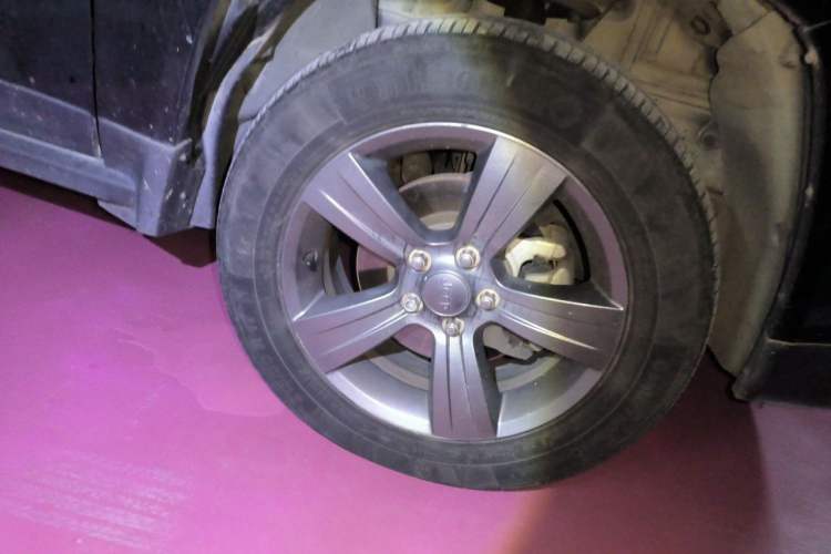 Used Jeep Compass 2014 2.4L four-wheel drive sport version Right Front Wheel Hub