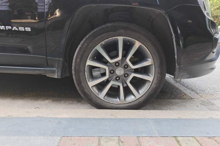 Used Jeep Compass 2014 Revised Version 2.4L Four-Wheel Drive Luxury Edition Right Front Wheel Hub