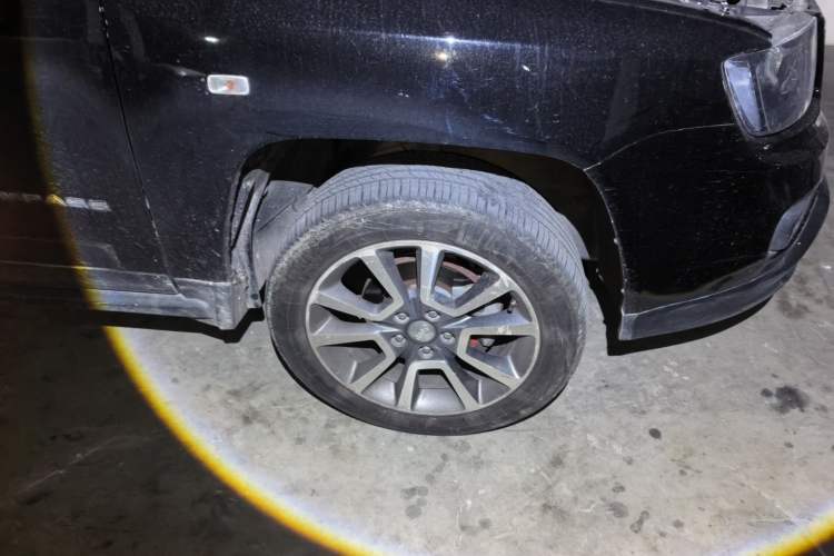 Used Jeep Compass 2014 2.4L four-wheel drive luxury navigation version Right Front Wheel Hub