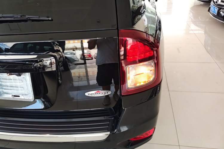 Used Jeep Compass 2014 Revised Version 2.4L Four-Wheel Drive Comfort Edition Right Rear Taillight