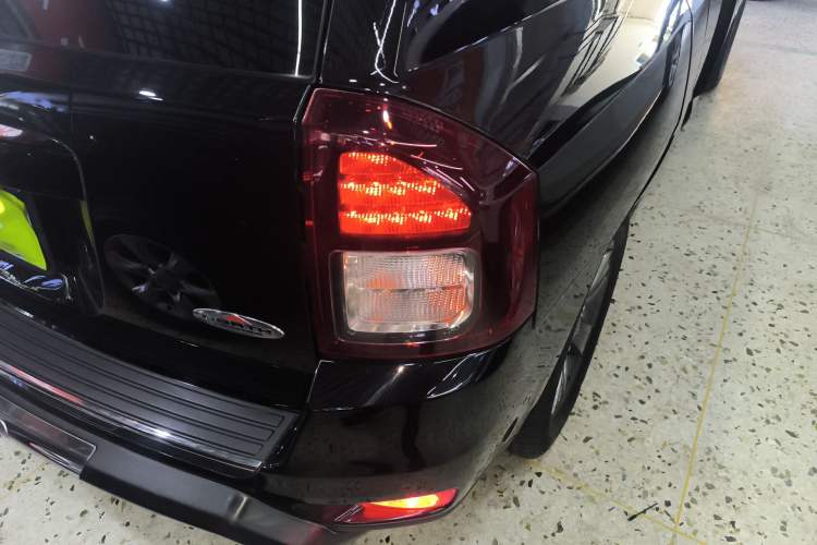 Used Jeep Compass 2014 Revised Version 2.4L Four-Wheel Drive Comfort Edition Right Rear Taillight