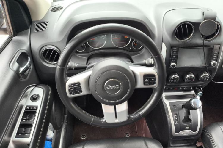 Used Jeep Compass 2014 2.4L four-wheel drive luxury version Steering Wheel