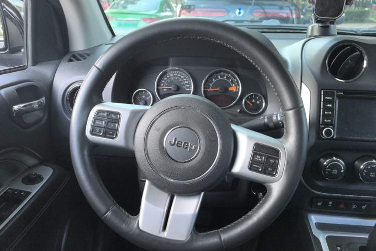 Used Jeep Compass 2014 2.0L two-wheel drive luxury version Steering Wheel