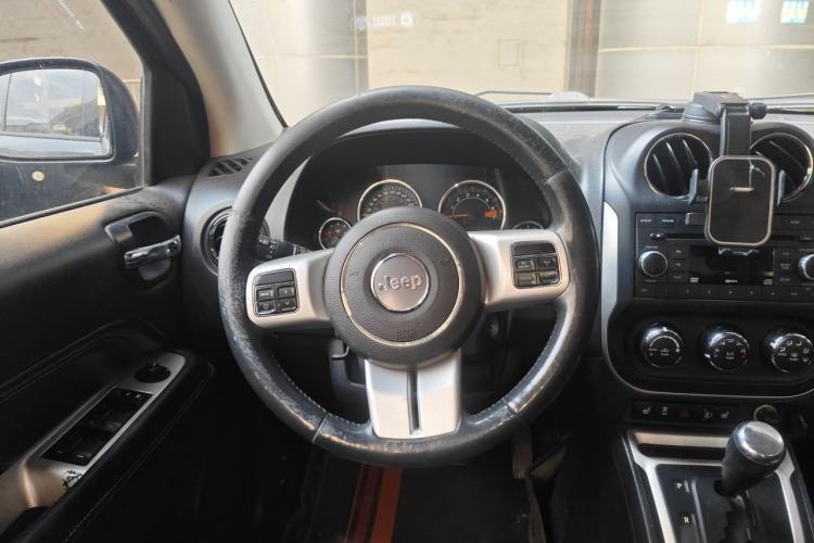 Used Jeep Compass 2014 2.4L four-wheel drive luxury version Steering Wheel