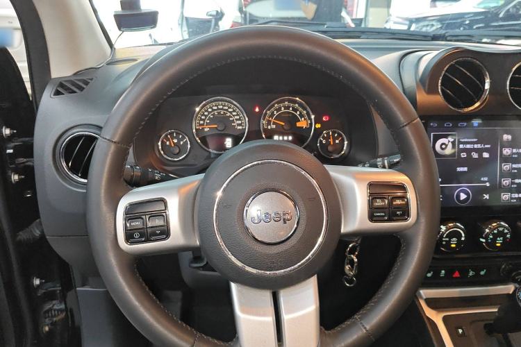 Used Jeep Compass 2014 2.0L two-wheel drive luxury version Steering Wheel