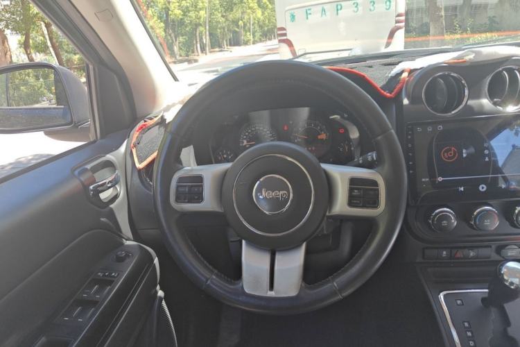 Used Jeep Compass 2014 2.0L two-wheel drive sport version Steering Wheel