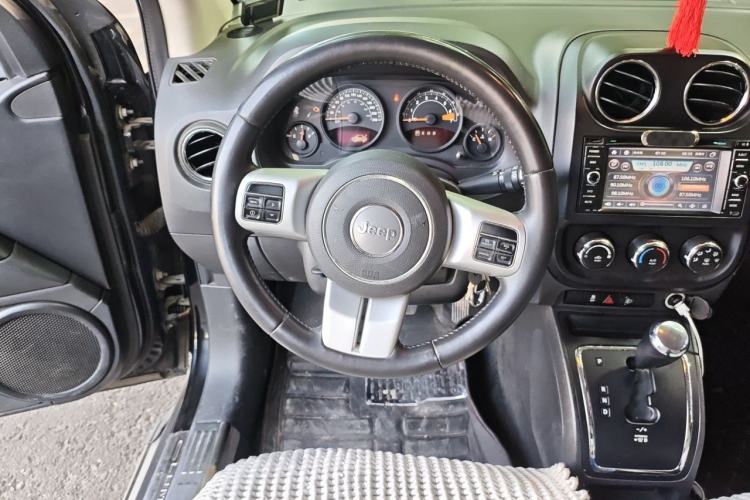 Used Jeep Compass 2014 2.4L four-wheel drive sport version Steering Wheel