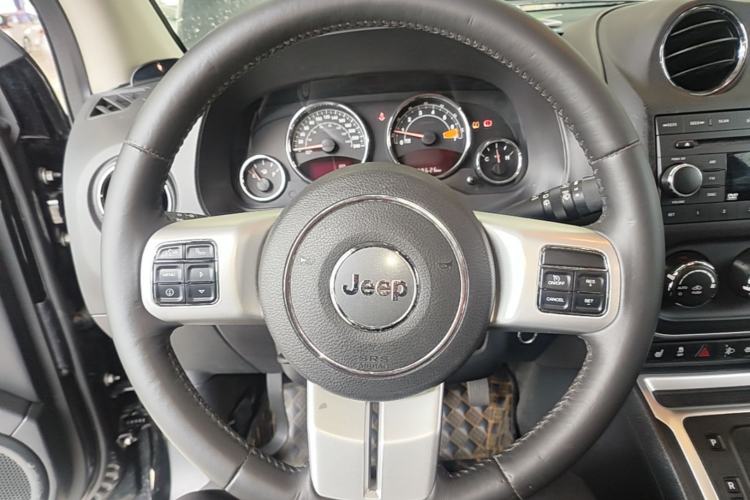 Used Jeep Compass 2014 Revised Version 2.4L Four-Wheel Drive Luxury Edition Steering Wheel