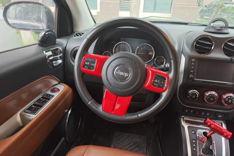 Used Jeep Compass 2014 2.4L four-wheel drive luxury navigation version Steering Wheel