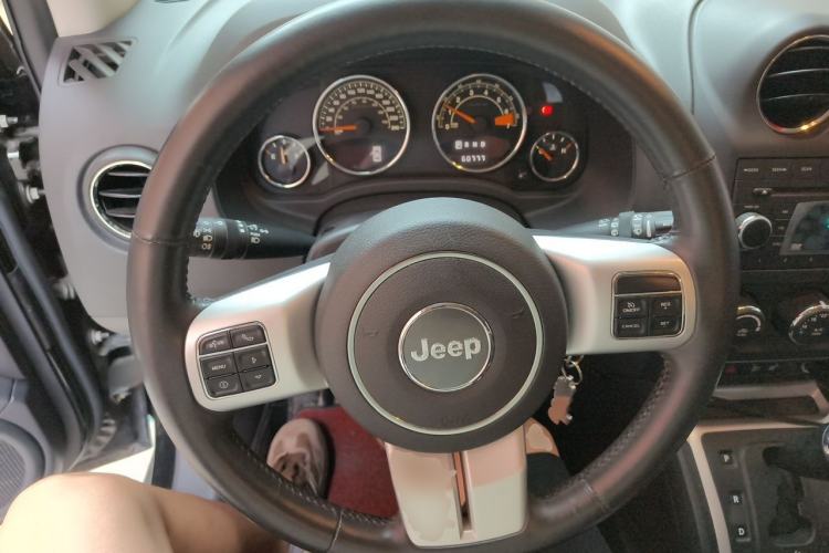 Used Jeep Compass 2014 2.4L four-wheel drive luxury version Steering Wheel