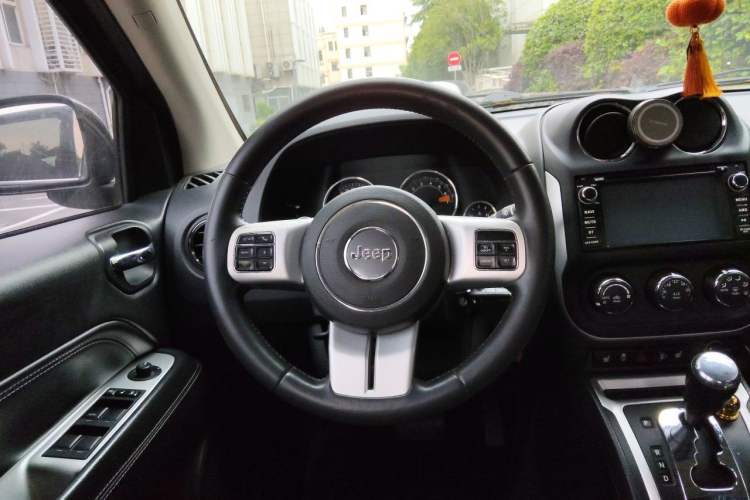 Used Jeep Compass 2014 Revised Version 2.4L Four-Wheel Drive Luxury Edition Steering Wheel