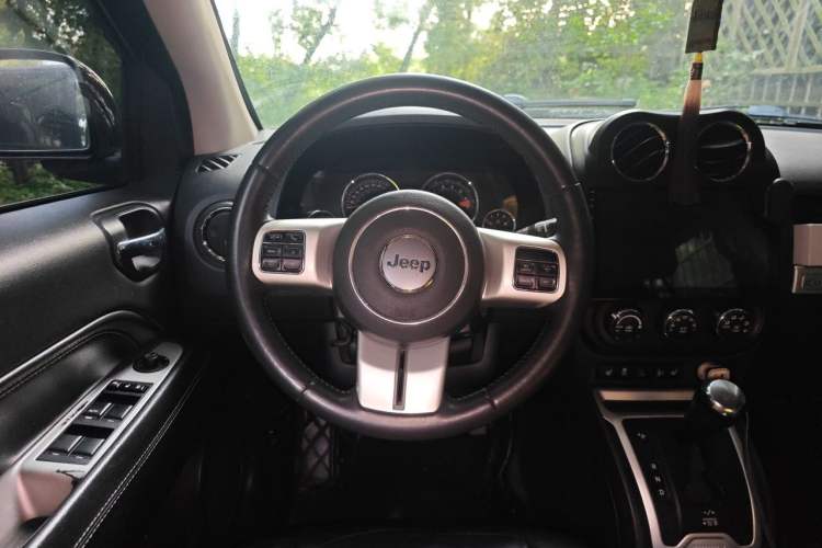 Used Jeep Compass 2014 2.0L two-wheel drive luxury version Steering Wheel