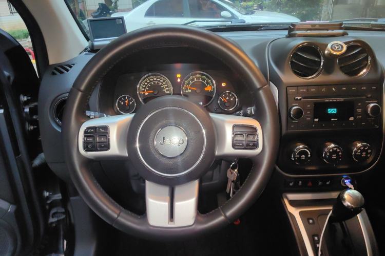 Used Jeep Compass 2014 2.4L four-wheel drive luxury version Steering Wheel