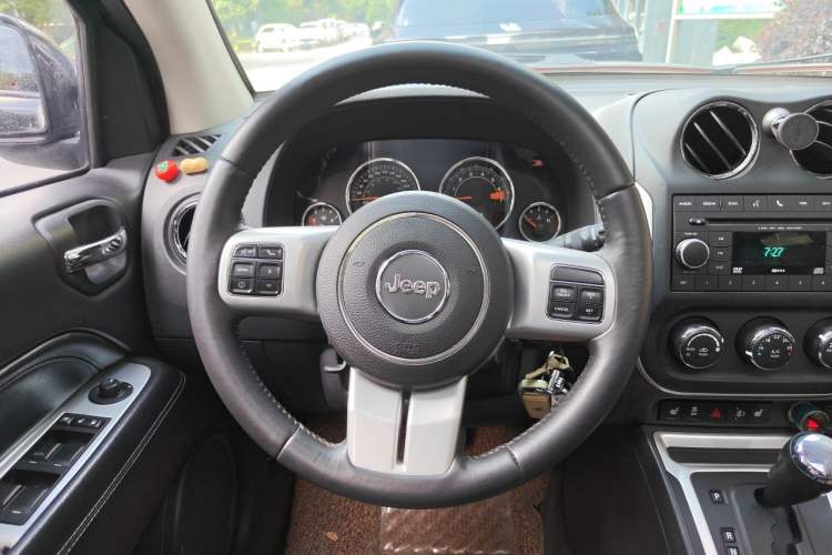 Used Jeep Compass 2014 Revised Version 2.4L Four-Wheel Drive Luxury Edition Steering Wheel