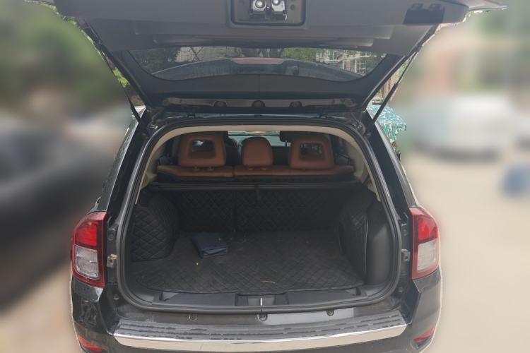Used Jeep Compass 2014 2.4L four-wheel drive luxury version Trunk
