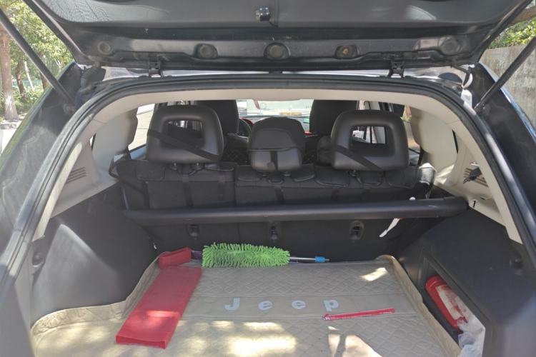 Used Jeep Compass 2014 2.0L two-wheel drive sport version Trunk