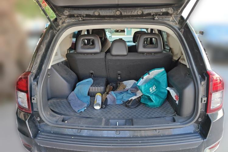 Used Jeep Compass 2014 2.4L four-wheel drive sport version Trunk