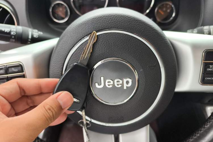 Used Jeep Compass 2014 2.4L four-wheel drive luxury version Vehicle Key